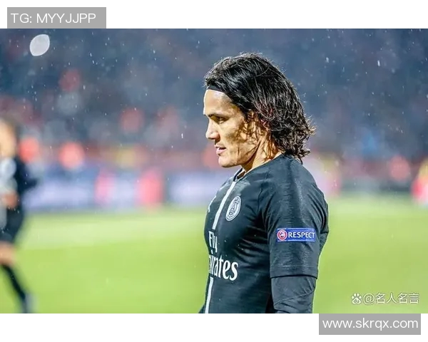 足球明星的魅力步伐展现帅气风采与自信气场